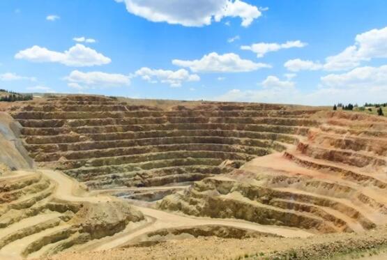 鹿角报道有关收购克朗代克碲金银物业的更多信息