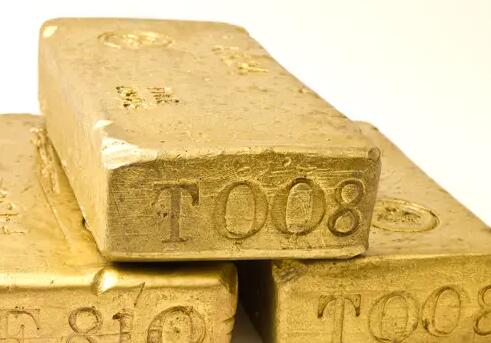 随着通货膨胀加剧破坏储户的财富 黄金和白银的价格会增加一倍还是三倍