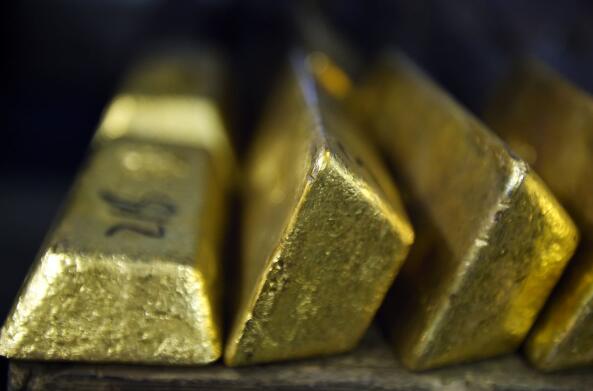 黄金上涨成为15个月以来最大的每周跌幅吸引投资者
