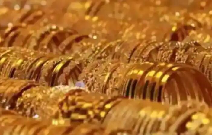 在高度波动的交易日中黄金的交易价格比创纪录的水平低8400卢比