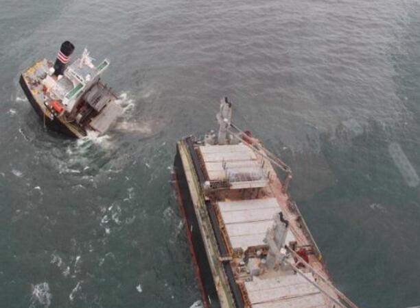 货船在日本港口搁浅后分裂成两部分