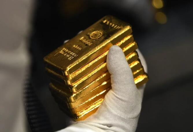 黄金上涨因美元延续跌势 刺激前景成为焦点