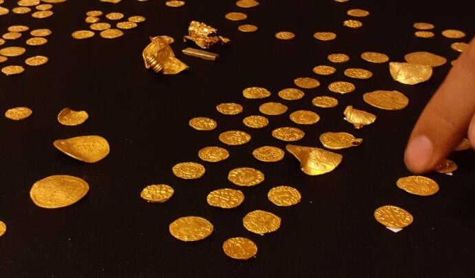 英格兰有史以来最大的盎格鲁撒克逊金币宝库在诺福克油田出土