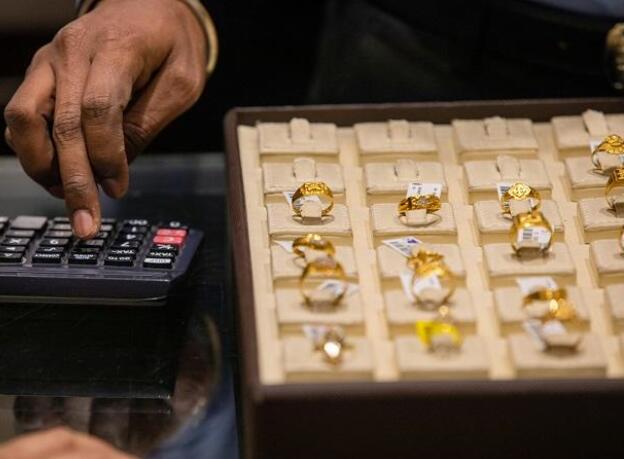 今天的黄金价格是每10克46410卢比;每公斤6.25万卢比的银牌